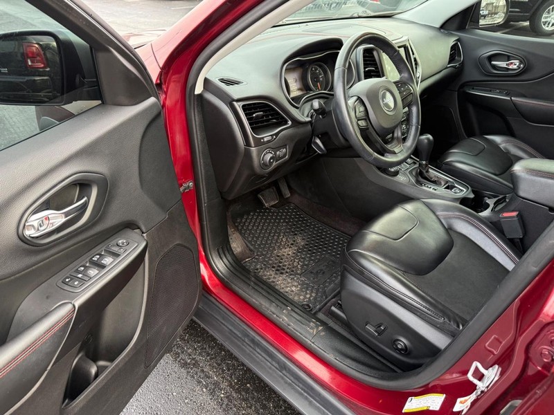 Jeep Cherokee Vehicle Full-screen Gallery Image 17