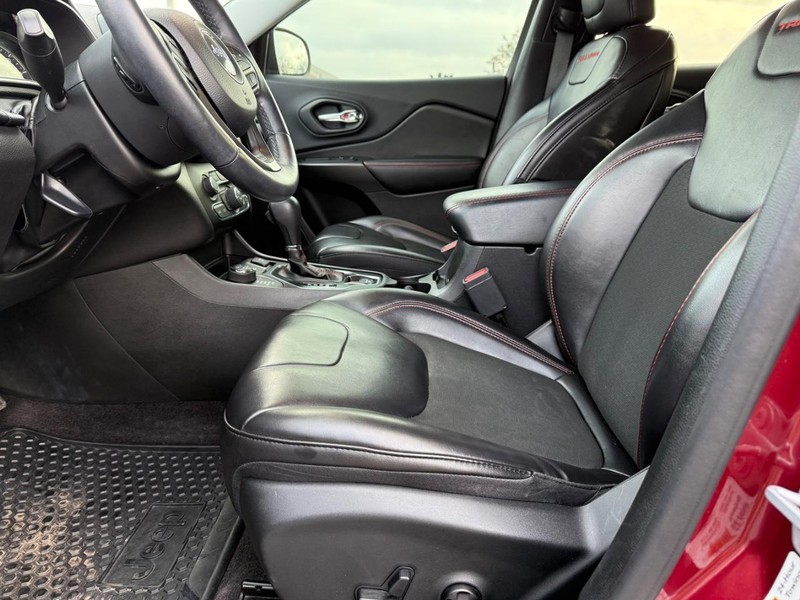 Jeep Cherokee Vehicle Full-screen Gallery Image 18