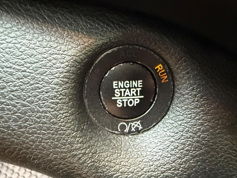 Jeep Cherokee Vehicle Full-screen Gallery Image 22