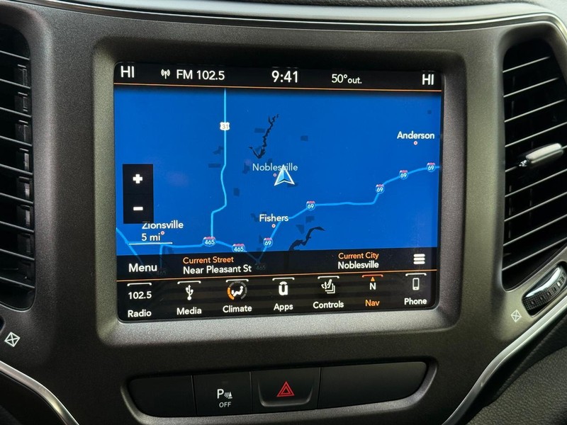 Jeep Cherokee Vehicle Full-screen Gallery Image 24