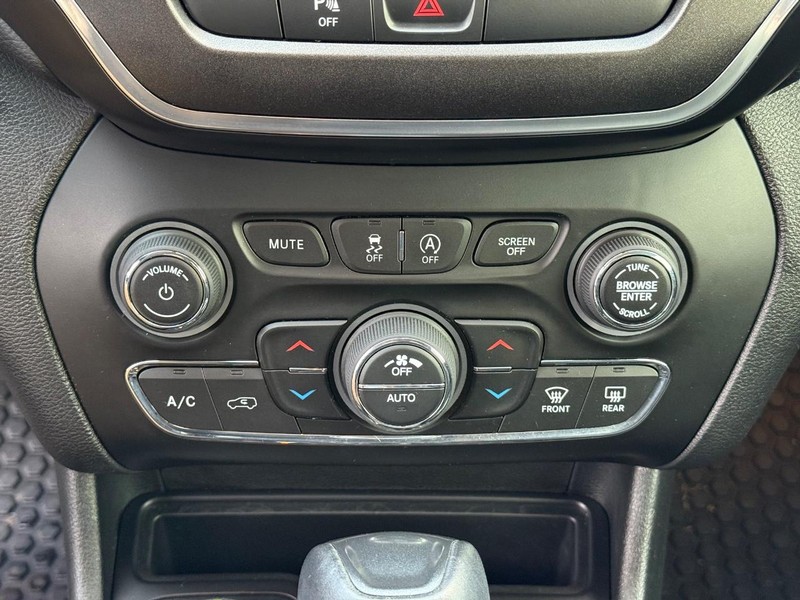 Jeep Cherokee Vehicle Full-screen Gallery Image 26