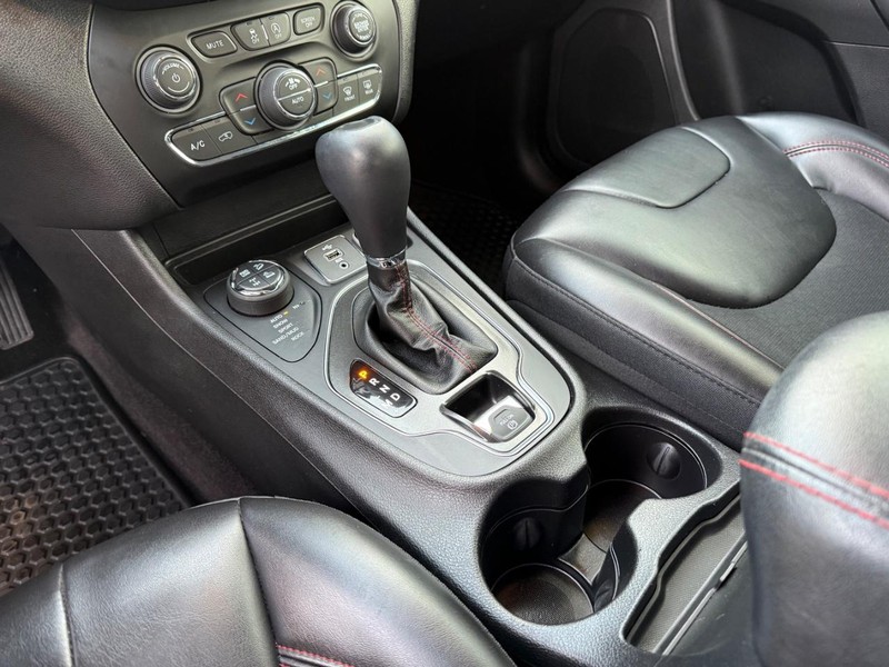 Jeep Cherokee Vehicle Full-screen Gallery Image 27