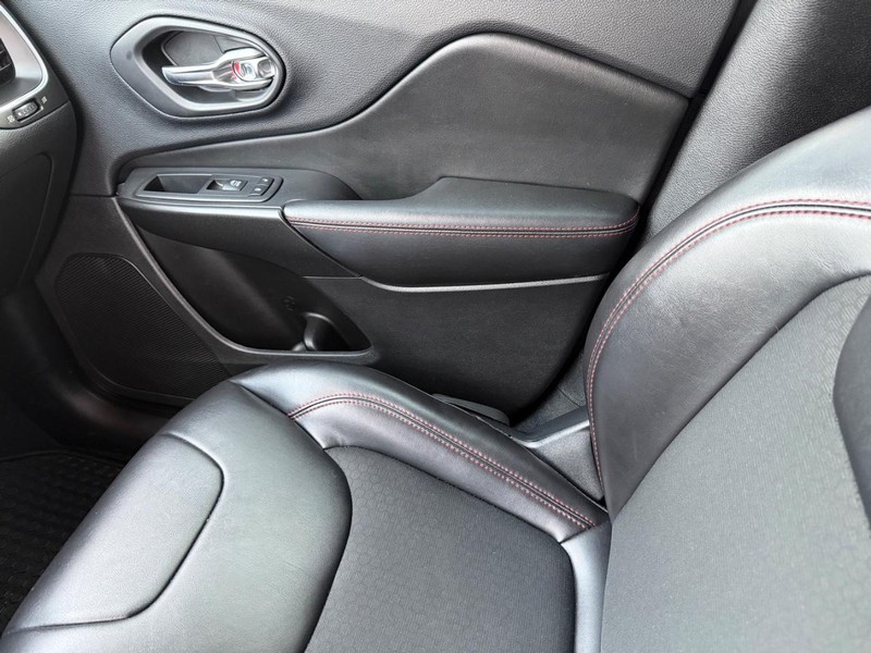 Jeep Cherokee Vehicle Full-screen Gallery Image 28