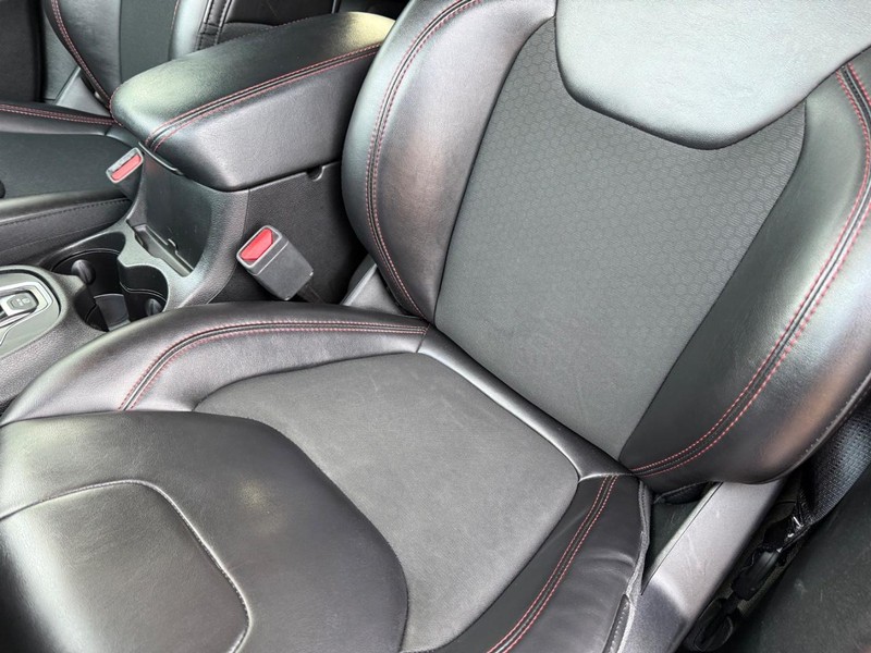 Jeep Cherokee Vehicle Full-screen Gallery Image 31