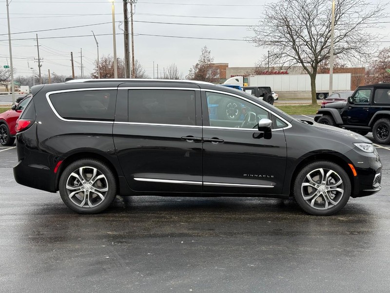Chrysler Pacifica Vehicle Full-screen Gallery Image 2