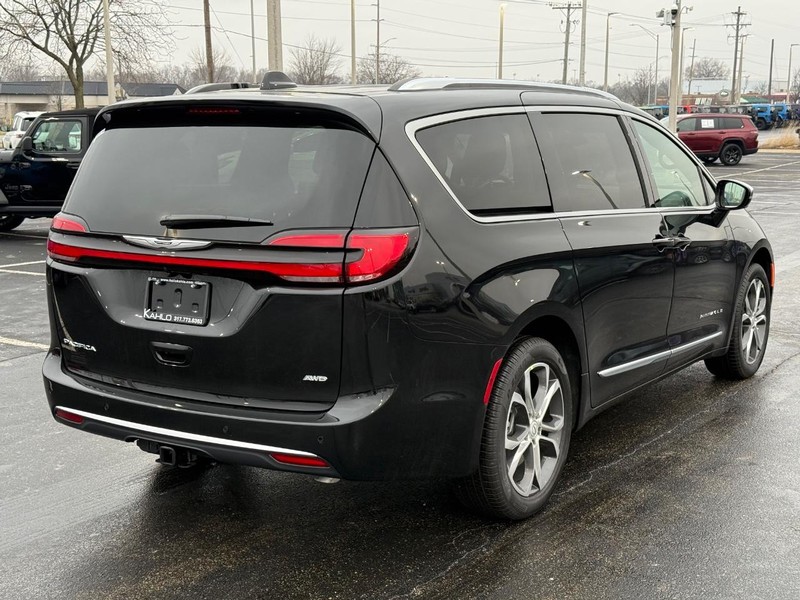 Chrysler Pacifica Vehicle Full-screen Gallery Image 3
