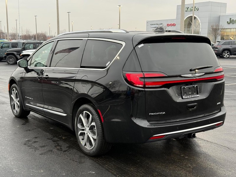 Chrysler Pacifica Vehicle Full-screen Gallery Image 5