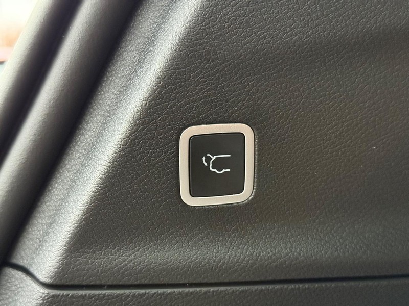 Chrysler Pacifica Vehicle Full-screen Gallery Image 8