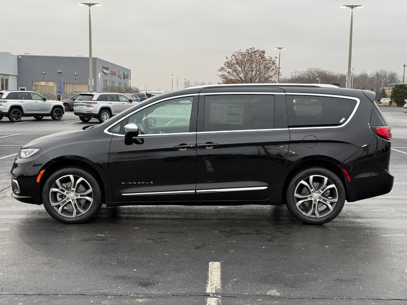 Chrysler Pacifica Vehicle Full-screen Gallery Image 9