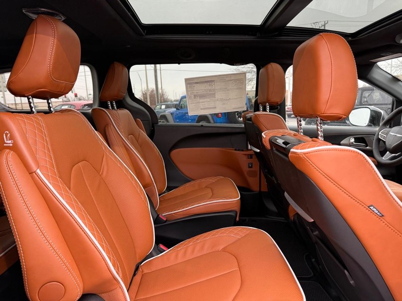 Chrysler Pacifica Vehicle Full-screen Gallery Image 12