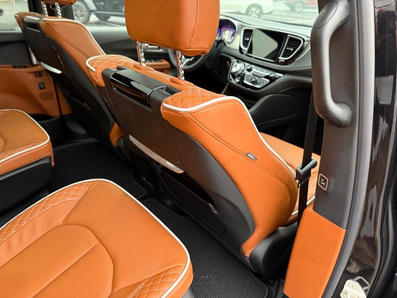 Chrysler Pacifica Vehicle Full-screen Gallery Image 13