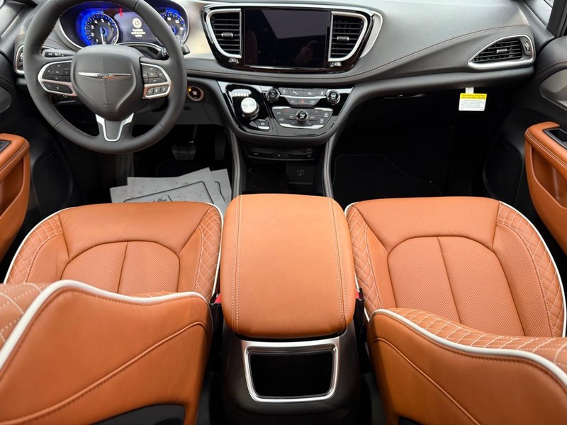 Chrysler Pacifica Vehicle Full-screen Gallery Image 16