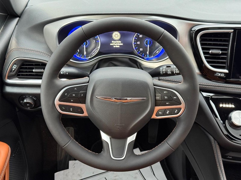 Chrysler Pacifica Vehicle Full-screen Gallery Image 17