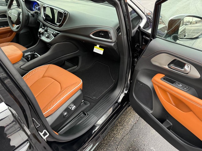 Chrysler Pacifica Vehicle Full-screen Gallery Image 18