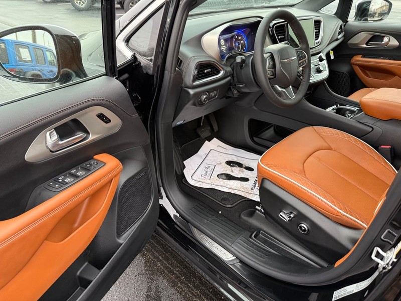 Chrysler Pacifica Vehicle Full-screen Gallery Image 20