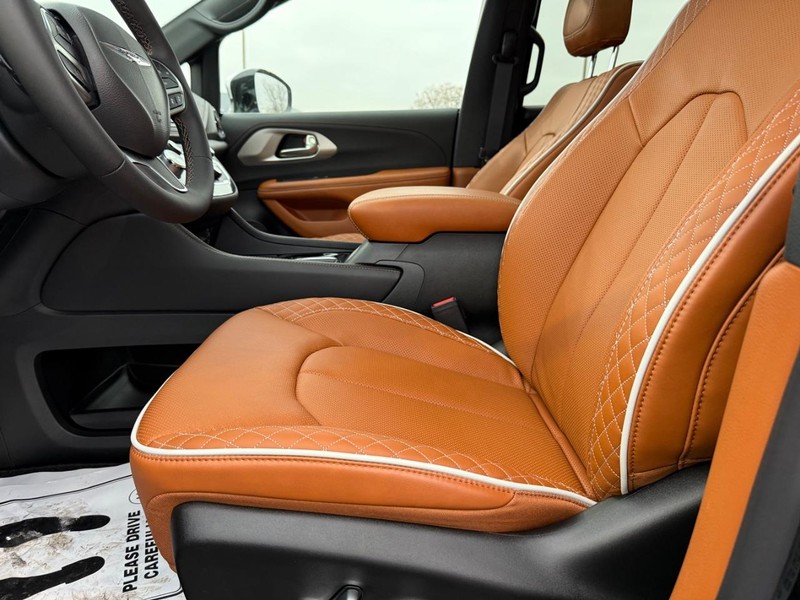 Chrysler Pacifica Vehicle Full-screen Gallery Image 21