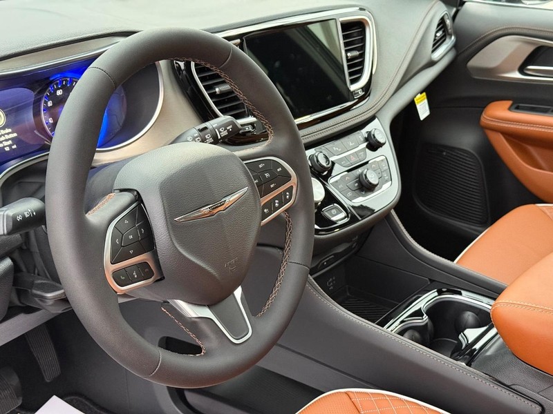 Chrysler Pacifica Vehicle Full-screen Gallery Image 22