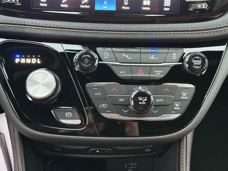 Chrysler Pacifica Vehicle Full-screen Gallery Image 28