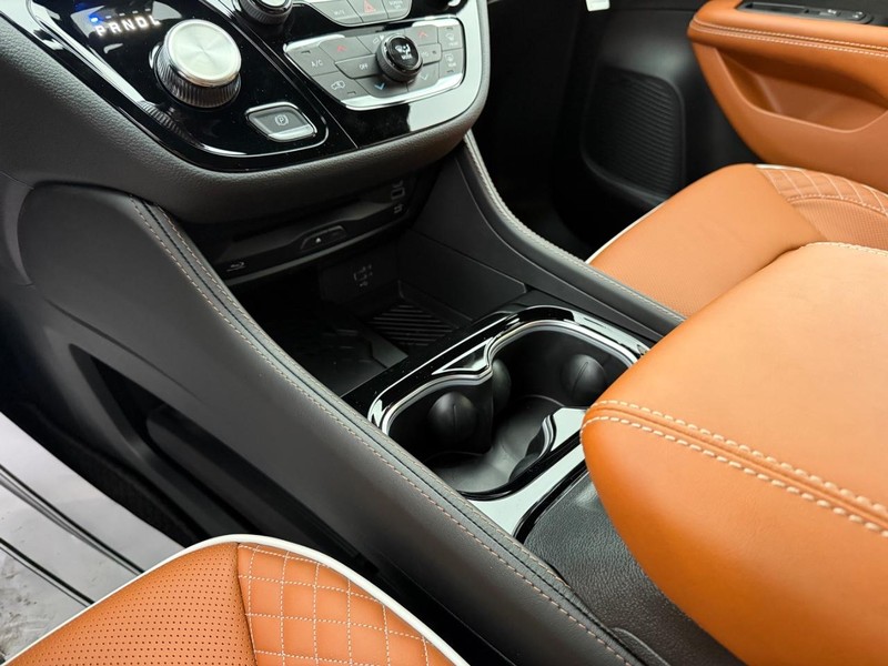 Chrysler Pacifica Vehicle Full-screen Gallery Image 29