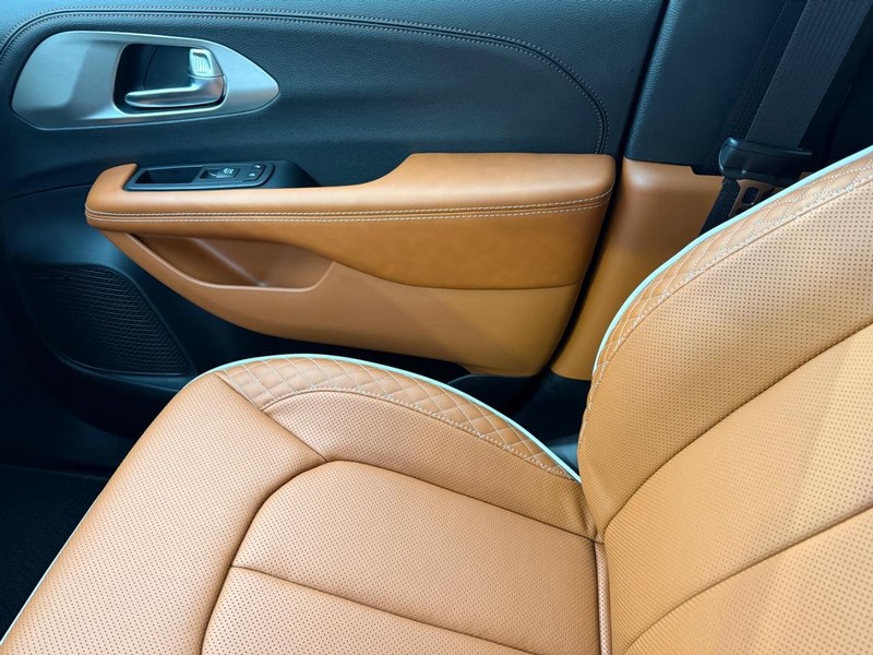 Chrysler Pacifica Vehicle Full-screen Gallery Image 30