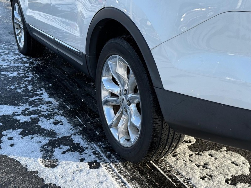 Ford Explorer Vehicle Full-screen Gallery Image 06