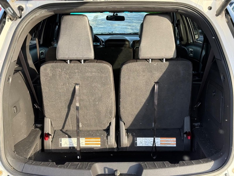 Ford Explorer Vehicle Full-screen Gallery Image 07