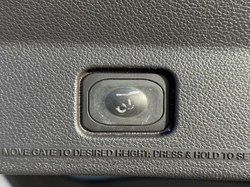 Ford Explorer Vehicle Full-screen Gallery Image 08