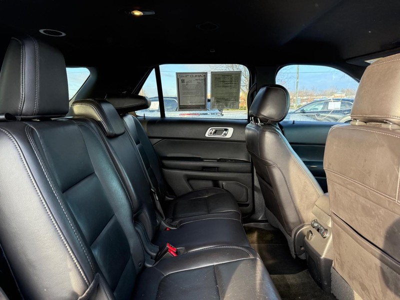 Ford Explorer Vehicle Full-screen Gallery Image 11