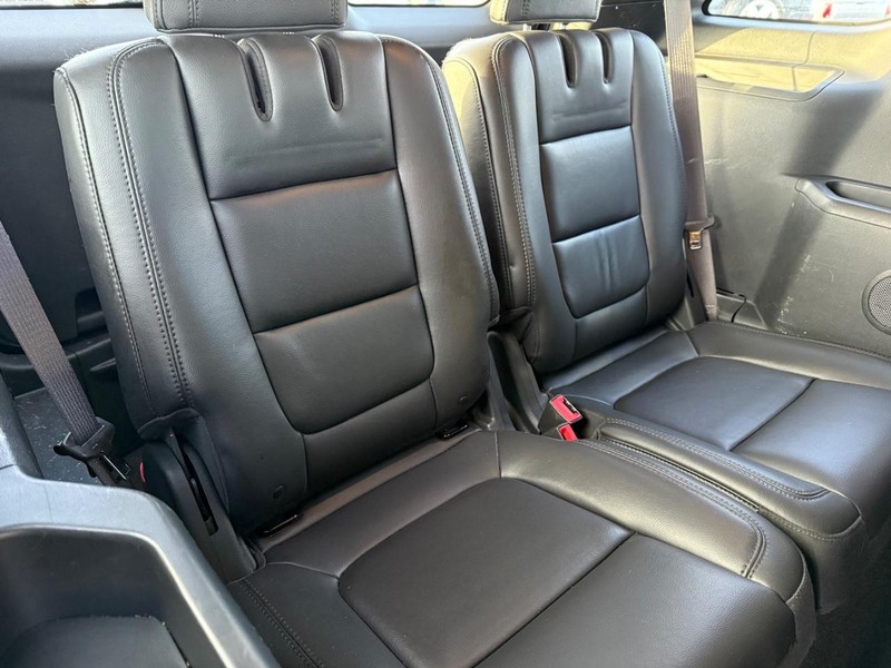 Ford Explorer Vehicle Full-screen Gallery Image 13