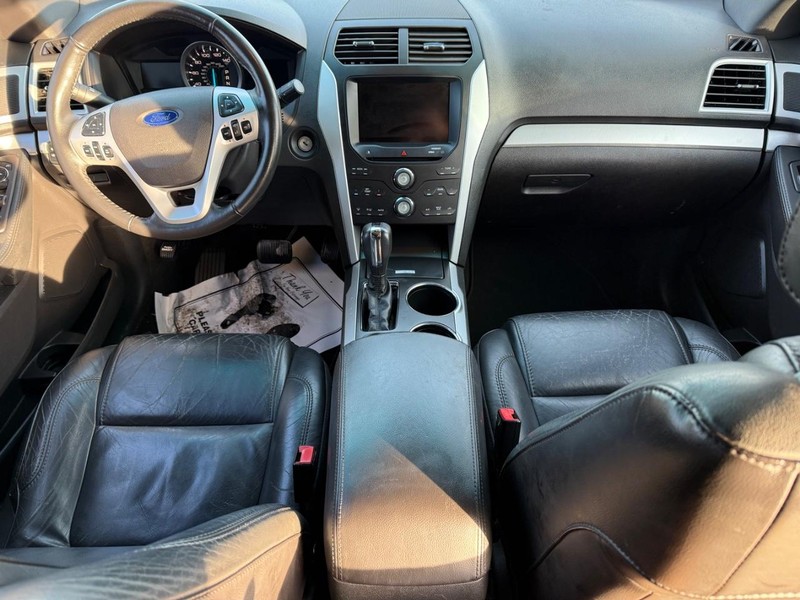 Ford Explorer Vehicle Full-screen Gallery Image 14