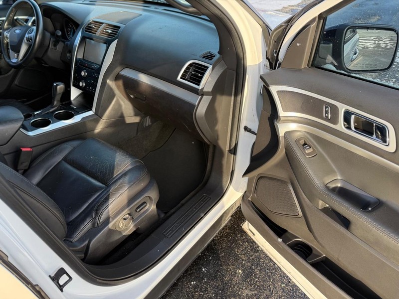 Ford Explorer Vehicle Full-screen Gallery Image 16