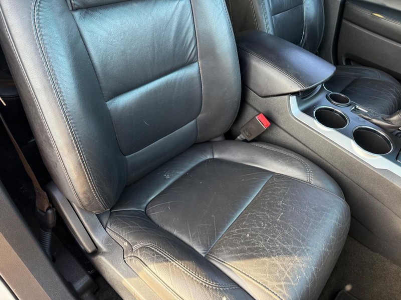 Ford Explorer Vehicle Full-screen Gallery Image 17