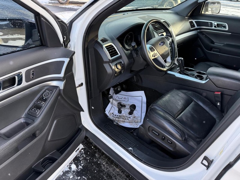 Ford Explorer Vehicle Full-screen Gallery Image 18