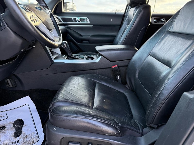 Ford Explorer Vehicle Full-screen Gallery Image 19