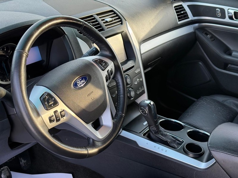 Ford Explorer Vehicle Full-screen Gallery Image 20