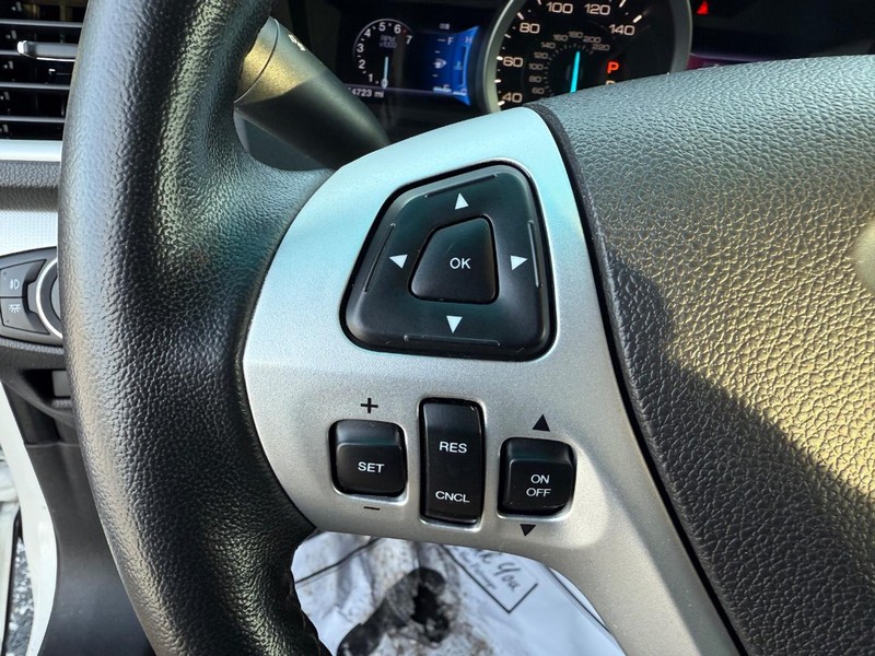 Ford Explorer Vehicle Full-screen Gallery Image 21