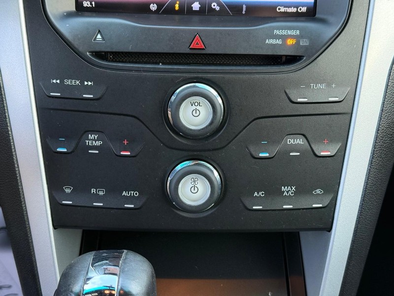 Ford Explorer Vehicle Full-screen Gallery Image 24