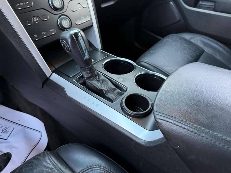 Ford Explorer Vehicle Full-screen Gallery Image 25