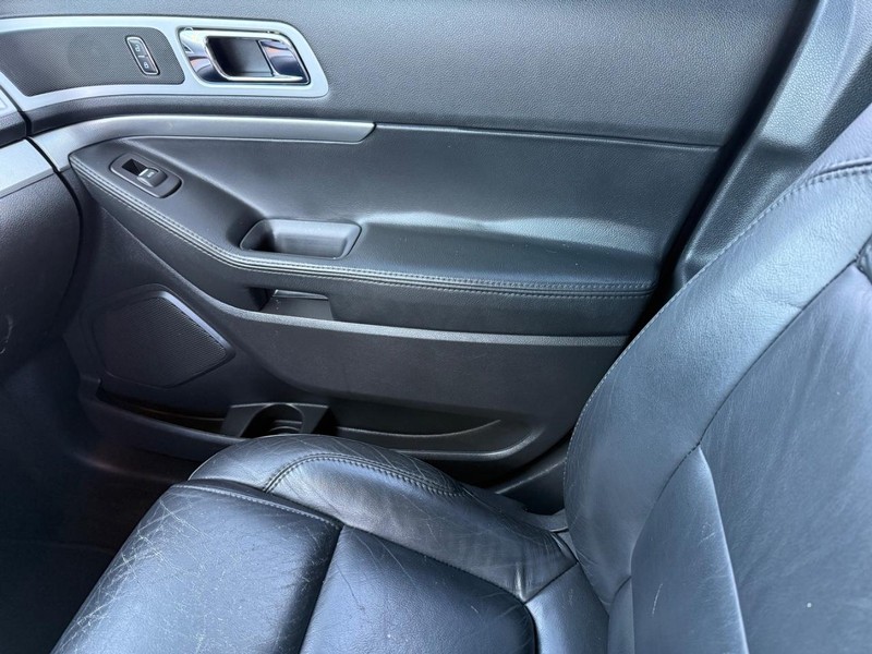 Ford Explorer Vehicle Full-screen Gallery Image 26