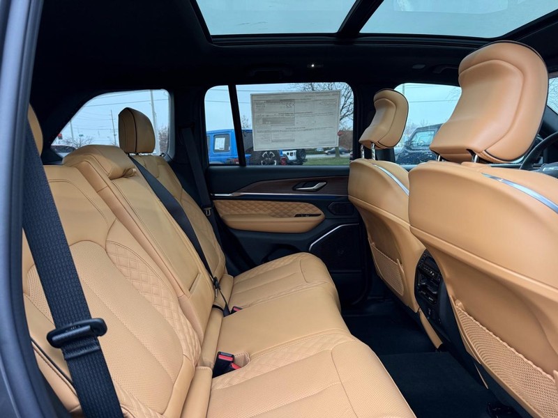 Jeep Grand Cherokee Vehicle Full-screen Gallery Image 12