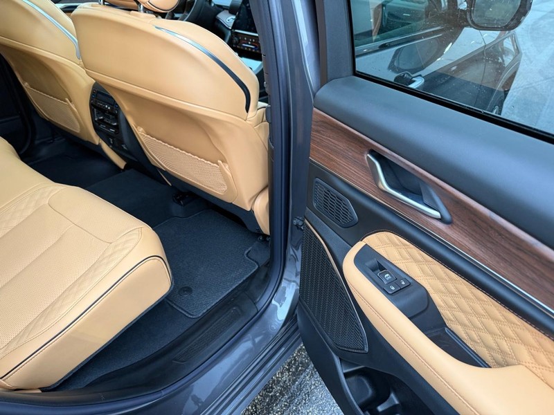 Jeep Grand Cherokee Vehicle Full-screen Gallery Image 13