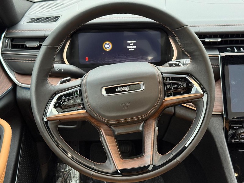 Jeep Grand Cherokee Vehicle Full-screen Gallery Image 16