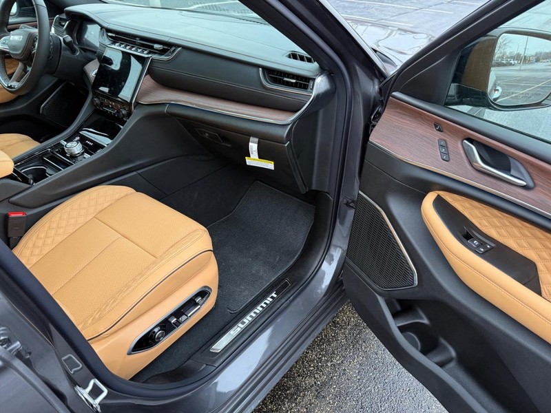 Jeep Grand Cherokee Vehicle Full-screen Gallery Image 17