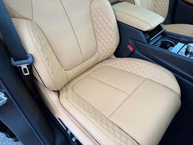 Jeep Grand Cherokee Vehicle Full-screen Gallery Image 18