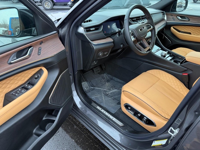 Jeep Grand Cherokee Vehicle Full-screen Gallery Image 19