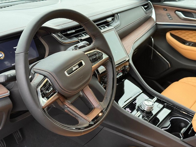 Jeep Grand Cherokee Vehicle Full-screen Gallery Image 21