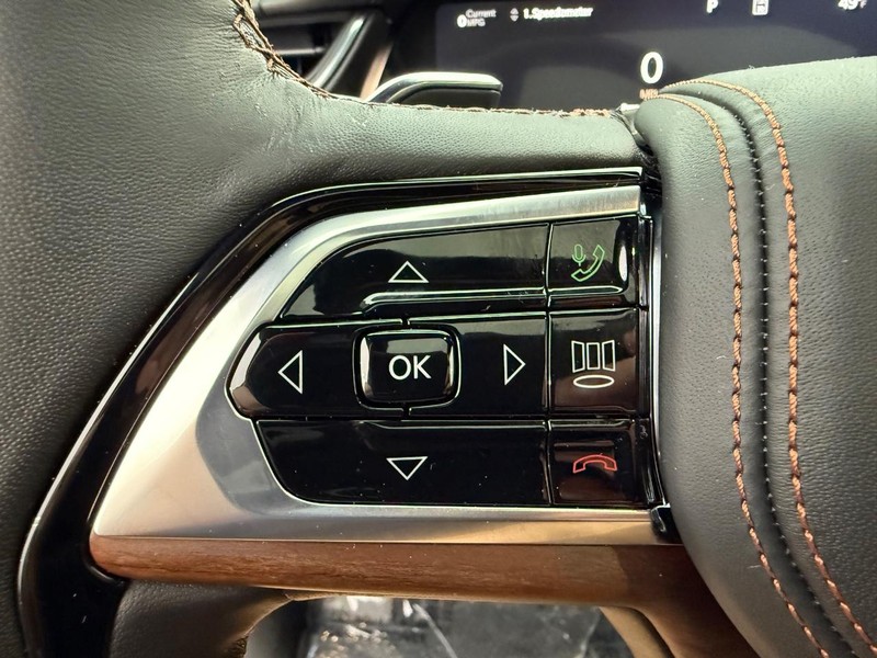 Jeep Grand Cherokee Vehicle Full-screen Gallery Image 22