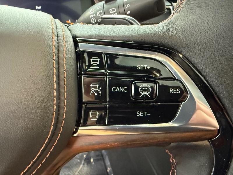 Jeep Grand Cherokee Vehicle Full-screen Gallery Image 23