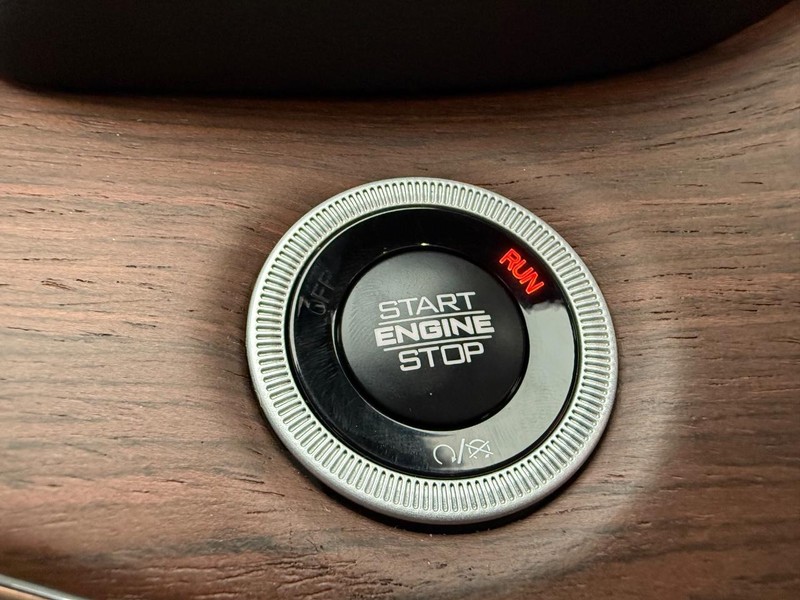 Jeep Grand Cherokee Vehicle Full-screen Gallery Image 24