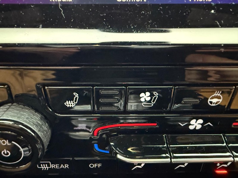 Jeep Grand Cherokee Vehicle Full-screen Gallery Image 25